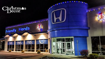 Honda dealership with roofline Christmas lighting and lit wreaths