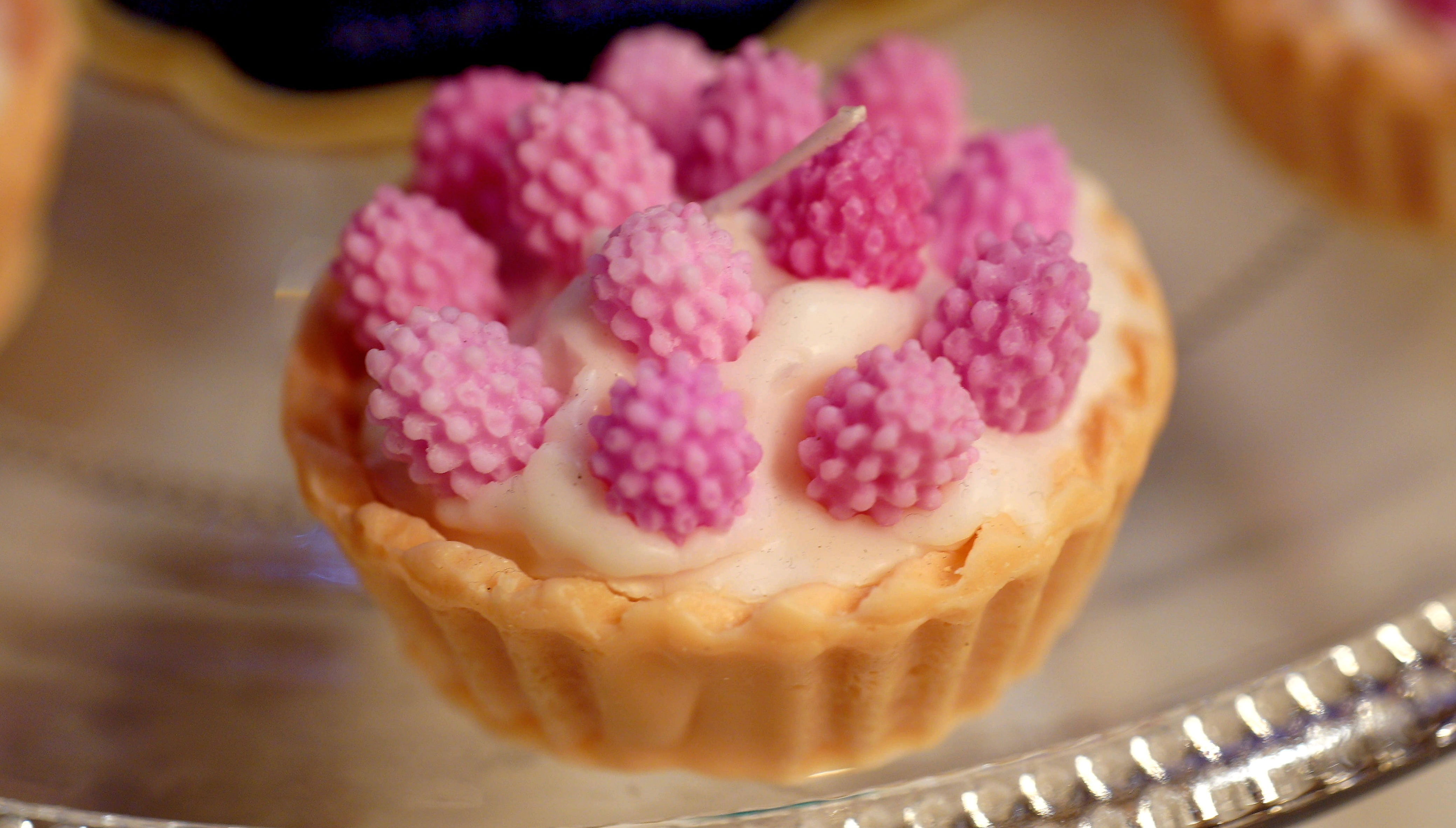 Bougie Tartelette Framboise artisanale parfumée aux fruits rouges, gourmande et cosy