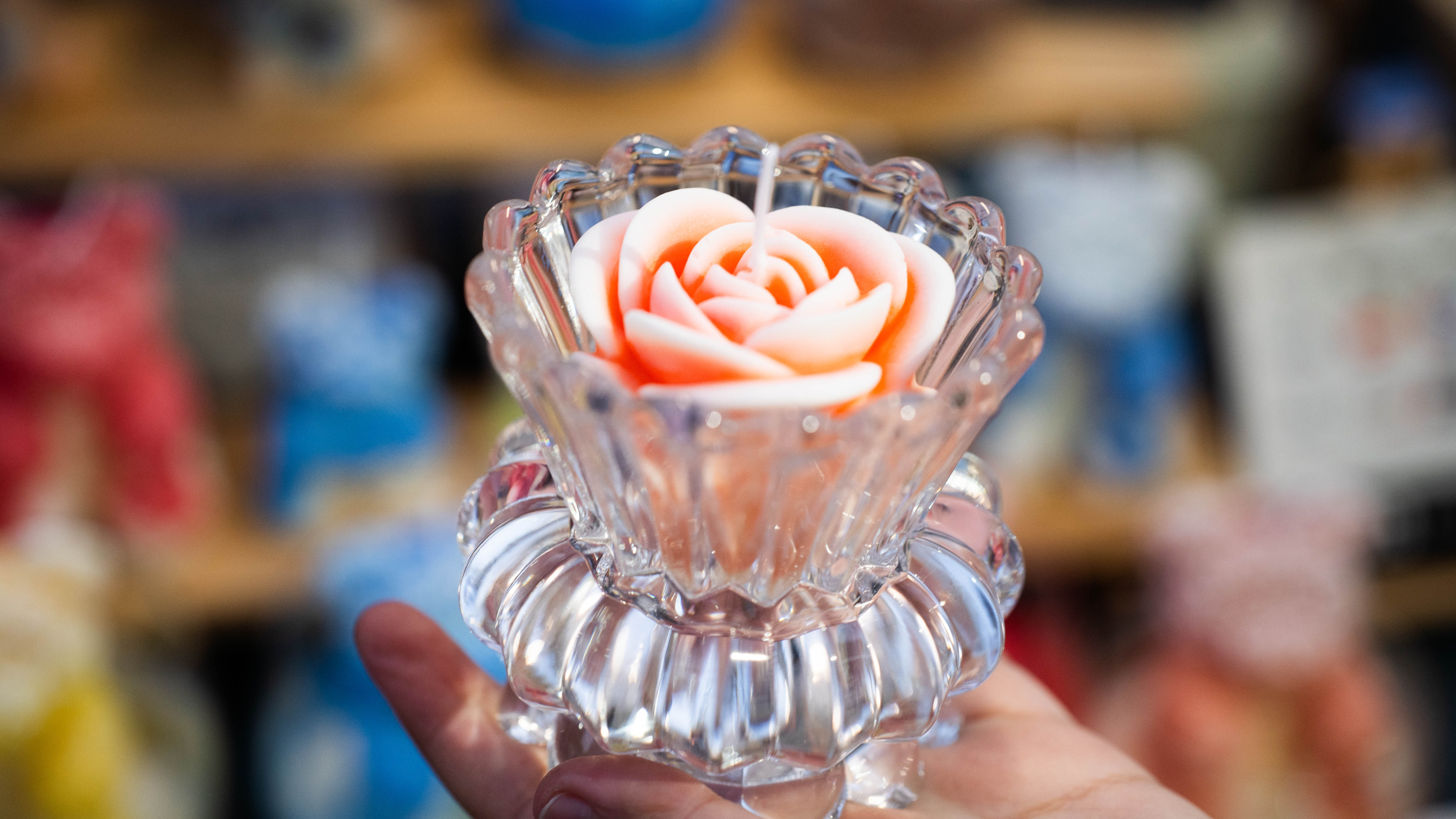 Bougie artisanale Rose Cristal pour une décoration élégante et lumineuse.