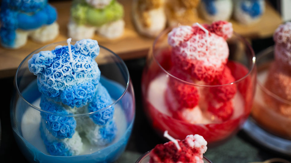 Ajoute une note mignonne à ta déco avec cette bougie artisanale en forme de nounours, délicatement présentée dans son bocal.