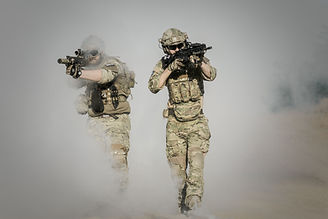 Des soldats avec armes à feu