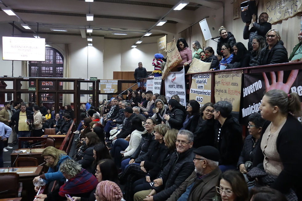 Plenário da Câmara lotado durante audiência pública que tratou dos Projetos de Lei 71 e 72/2025, que propõem alterações no FAPS. | Foto Mateus Pessel - Ascom Câmara de Vereadores de Cachoeira do Sul.