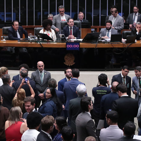 Câmara aprova fim da escala 6x1 e reduz jornada de trabalho para 40 horas semanais