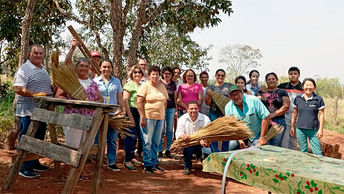 Extensionistas rurais promovem curso sobre vassouras artesanais