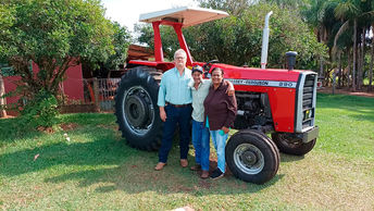 Trator comprado com recursos do Pronaf facilita trabalho de agricultor familiar