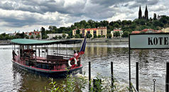 2 Tage am Campingplatz auf einer Moldauinsel. Die kleine Fähre bringt uns hinüber zur Straßenbahn. (Gratis ab 65!)