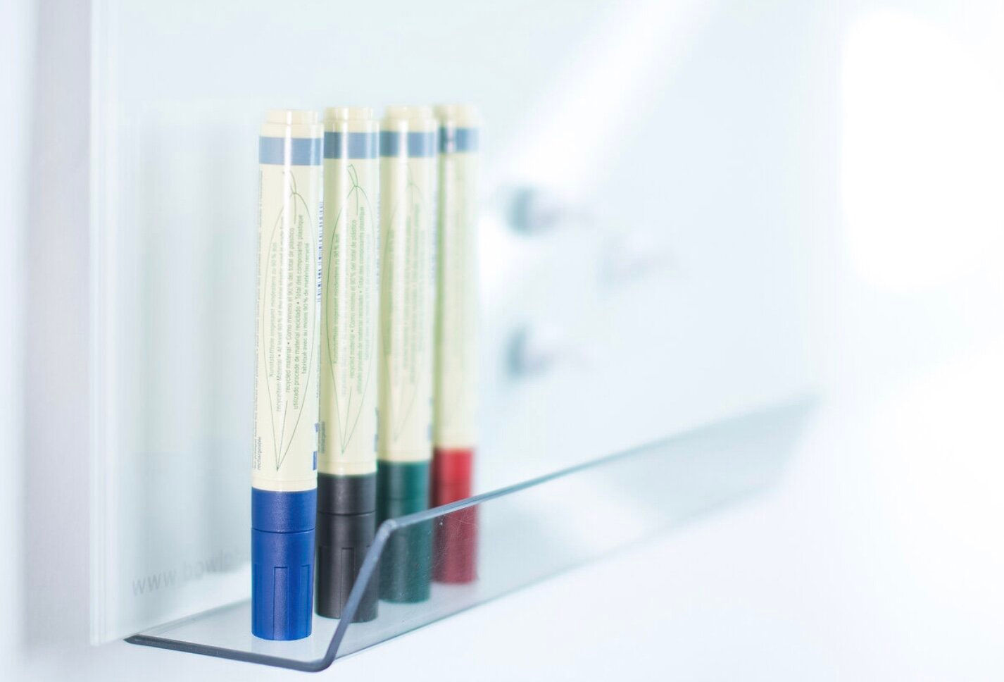 magnetic-acrylic-pen-trays