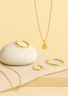 Bijoux délicats sur lin beige.png