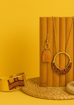 Bijoux artisanaux sur fond tropical.png