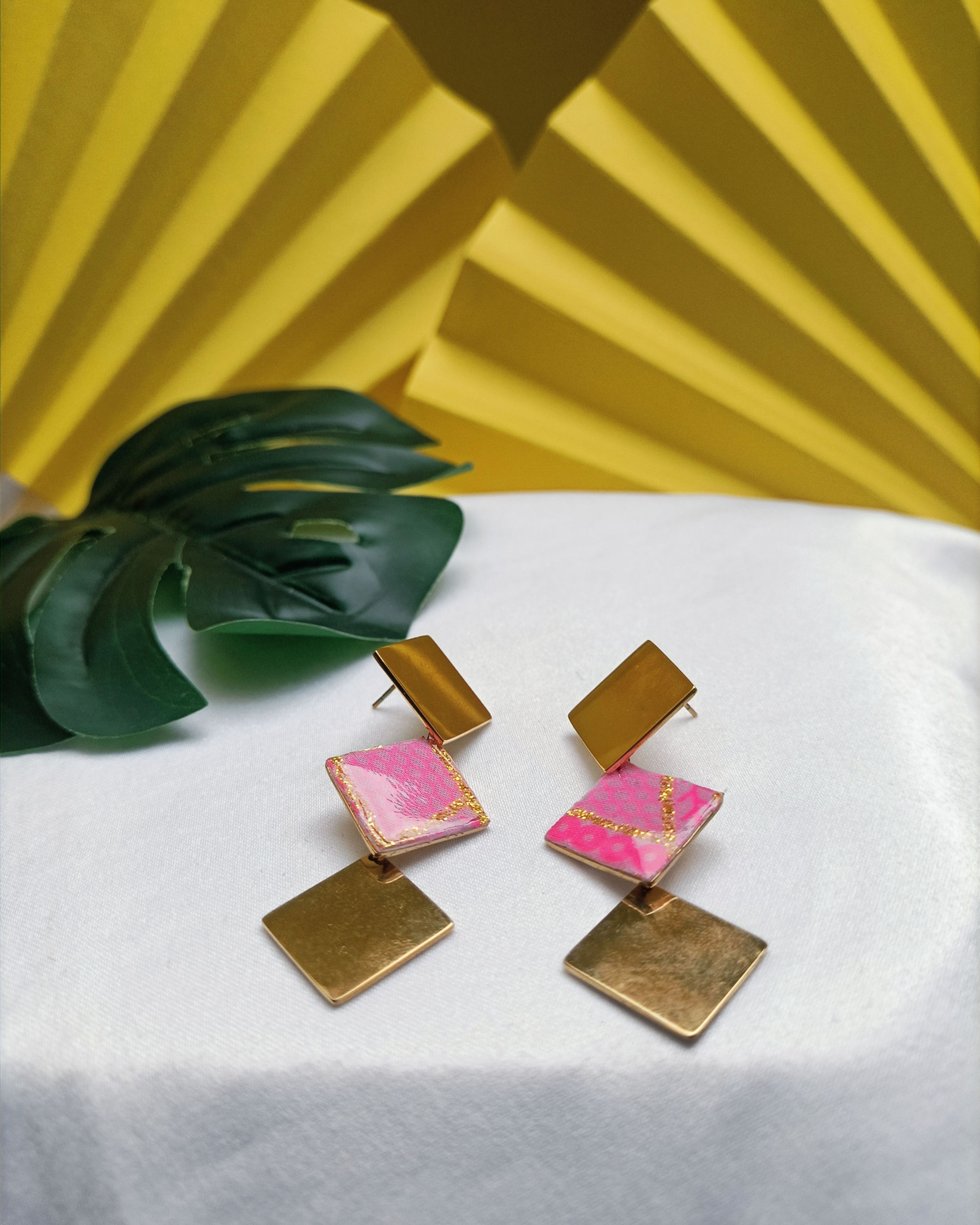 Boucles d’oreilles Dounia – Tissu ethnique et acier doré