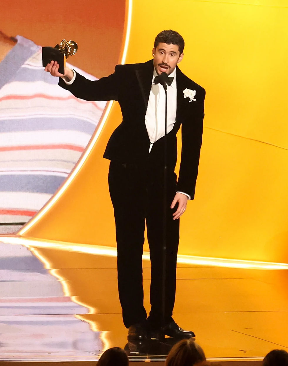 The Schiaparelli Man: Bad Bunny Redefine la Alta Costura en los Grammys.