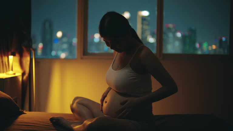 ¿Se debería descansar durante el parto temprano o levantarse y moverse?