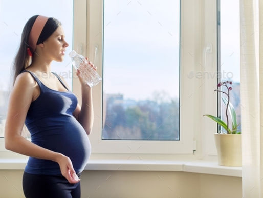 Es bien importante que toda embarazada se mantenga bien hidratada para prevenir la deshidratación