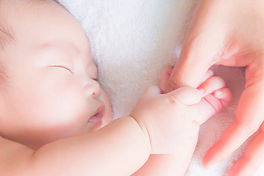 ママの手を握る赤ちゃん