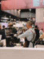 Barista bei der Zubereitung von Kaffee