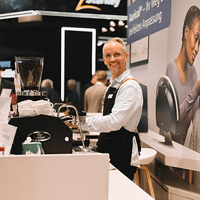 barista-kafffeecatering-kongress-messe-nuernberg-barista-laechelnd.jpg