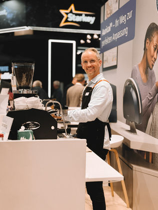 Barista steht an der Theke auf der Messe Nürnberg