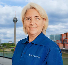 Alice Todic, SalusMAX Mitarbeiterin aus Düsseldorf vor dem Düsseldorfer Fernsehturm.