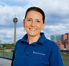 Simone Schiefer, SalusMAX Mitarbeiterin aus Düsseldorf vor dem Düsseldorfer Fernsehturm.