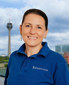 Simone Schiefer, SalusMAX Mitarbeiterin aus Düsseldorf vor dem Düsseldorfer Fernsehturm.
