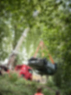 Opération de relevage d'une voiture retournée par une grue de dépannage dans un environnem