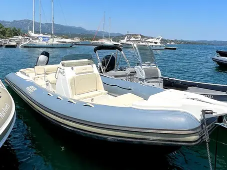 Clubman 26 à quai au port de plaisance à Porto Vecchio