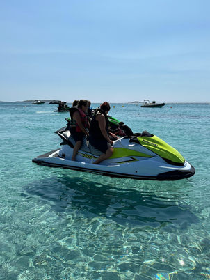 2 personne sur un Jet Ski Botti Racing 