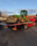 Dépanneuse plateau rouge Mecano Service F.C transportant tractopelle Merlo vert avec godet, remorqua