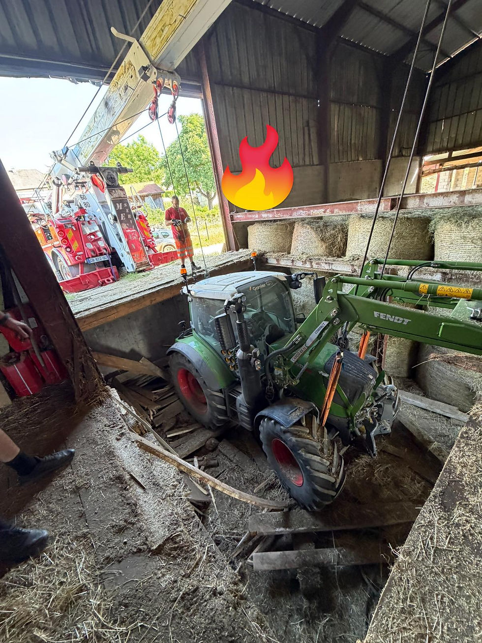 Un rotator levant un tracteur tombé apres effondrement du plancher