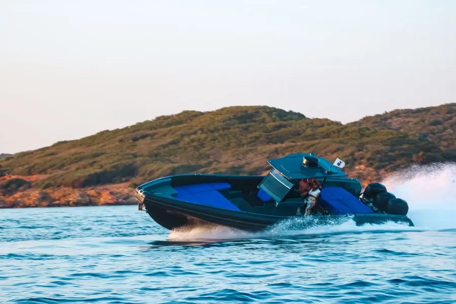 Un bateau Novamarine en action sur l'eau