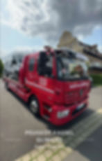 Camion de dépannage Mercedes rouge stationné devant un bâtiment en pierre à Kassel, Allema