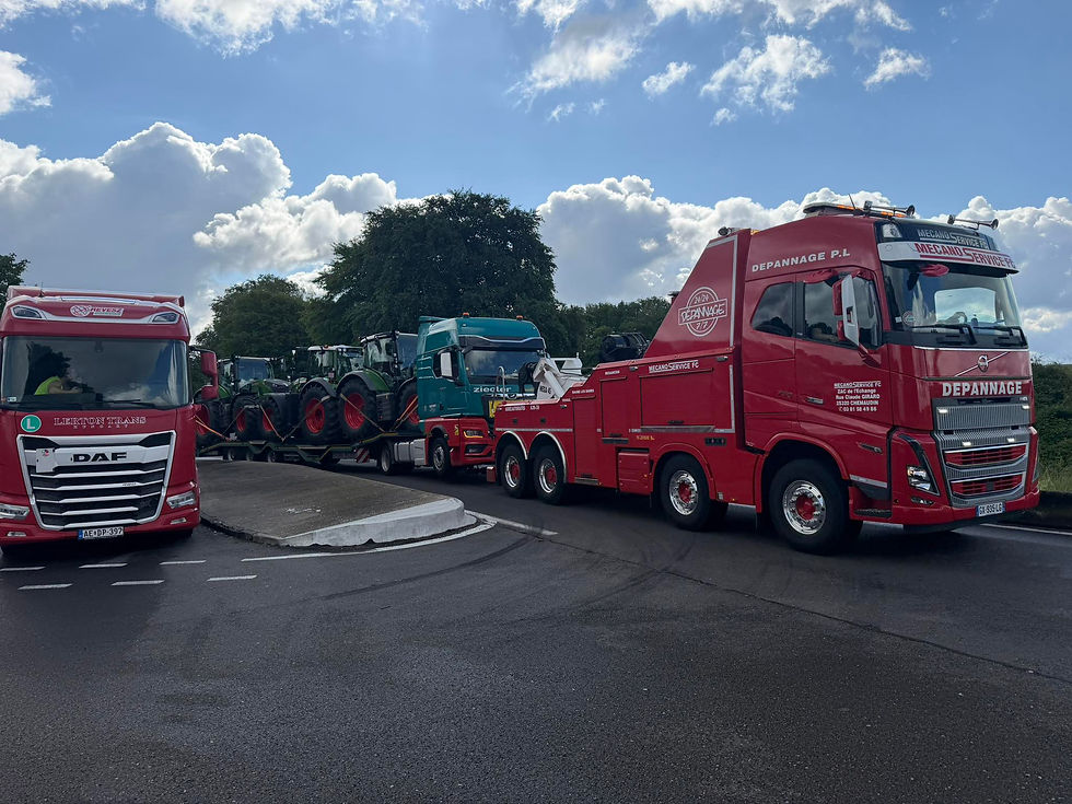 Dépanneuse Volvo rouge Mecano Service F.C intervention poids lourd semi-remorque transport convoi tr