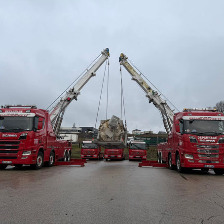2 camions rotator levant une citerne