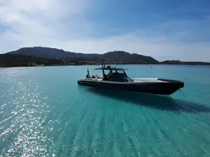 Un Novamarine Black Shiver 120 de chez Botti Marine