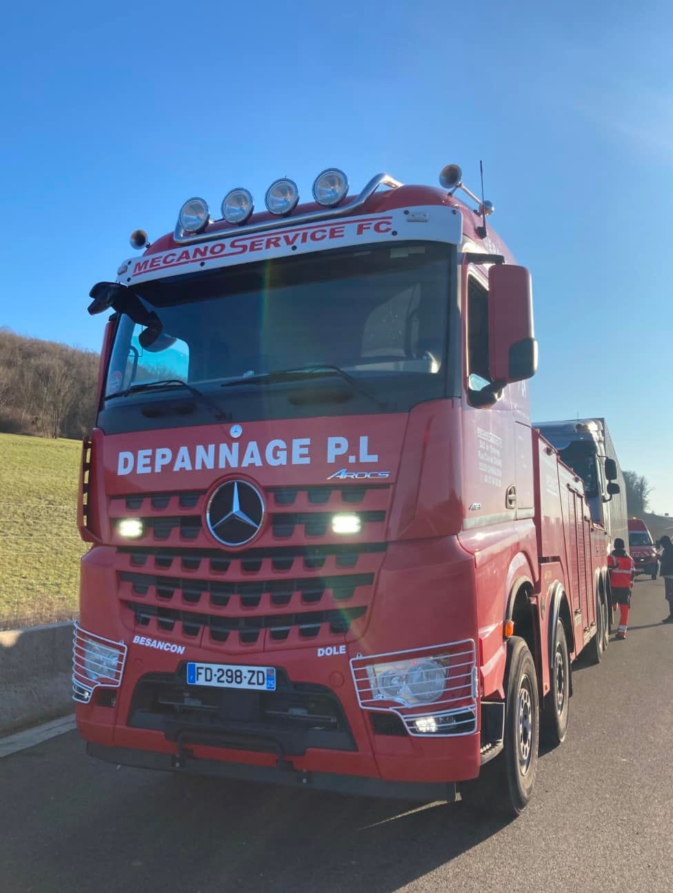 alt="Dépanneuse poids lourds Mercedes Arocs Mecano Service FC à Besançon - Véhicule de remorquage ro