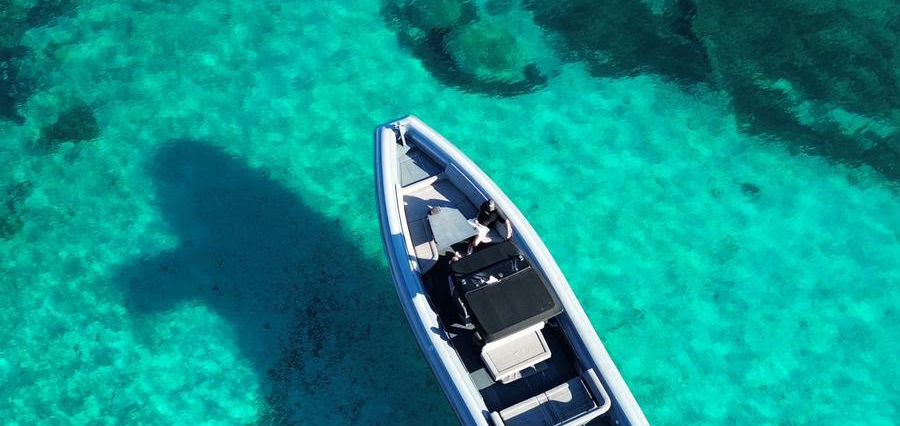 Novamarine RH 1000 Black Shiver au mouillage devant la côte corse, double moteur Mercury 300cv