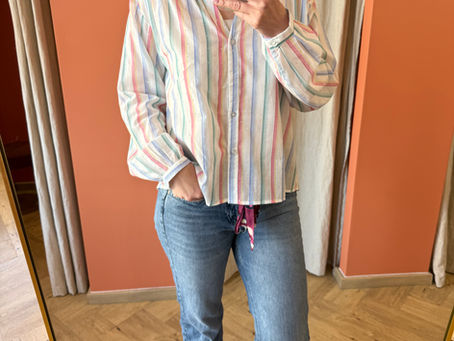 Mannequin qui pose avec un jean en seconde main