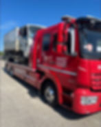 Dépanneuse Mecano Service F.C transportant un camion en panne à Besançon