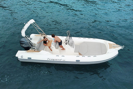 Un bateau Capelli 700 en mer à Porto Vecchio loué à Botti Marine