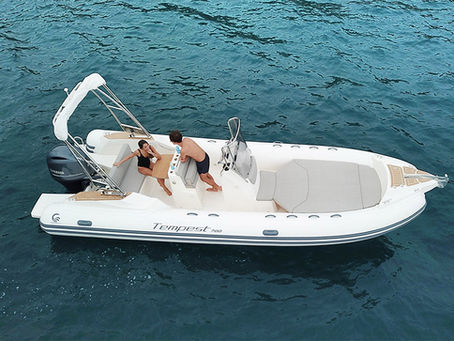 Un bateau Capelli 700 en mer à Porto Vecchio loué à Botti Marine