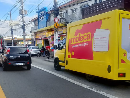 Moleca combina com alegria