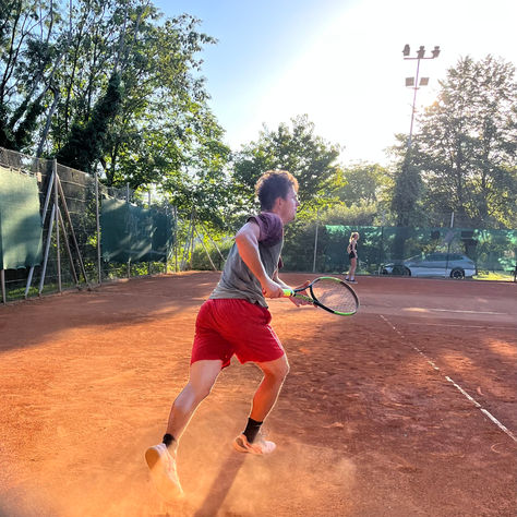 Tennisspielen beim Schloss Jelšingrad