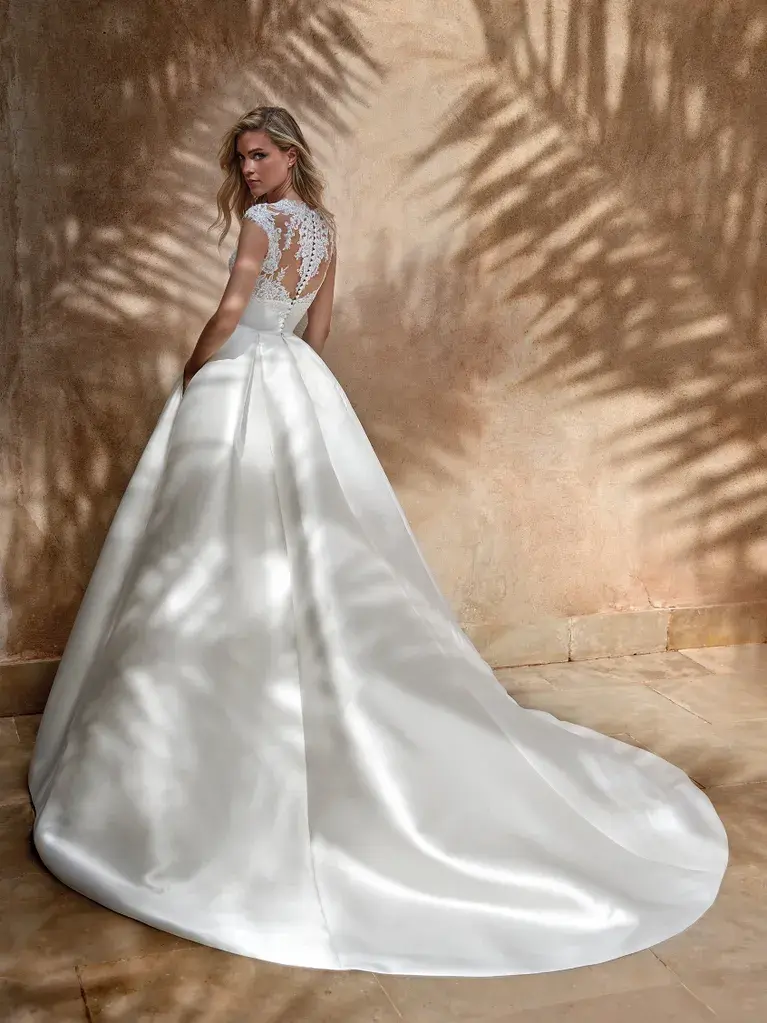Thumbnail: Pronovias: Rodna