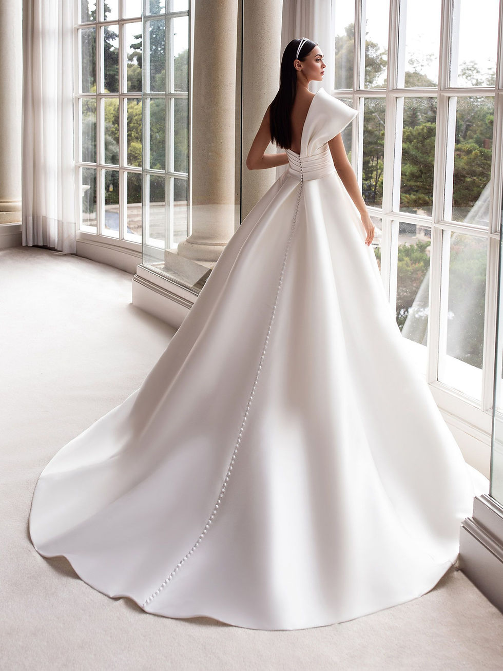 Thumbnail: Pronovias: Sedna