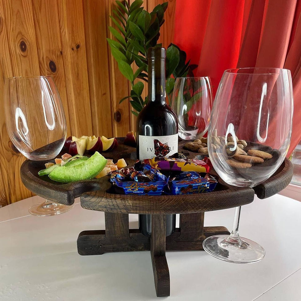 Miniatyrbilde: Vin rundt bord av eik