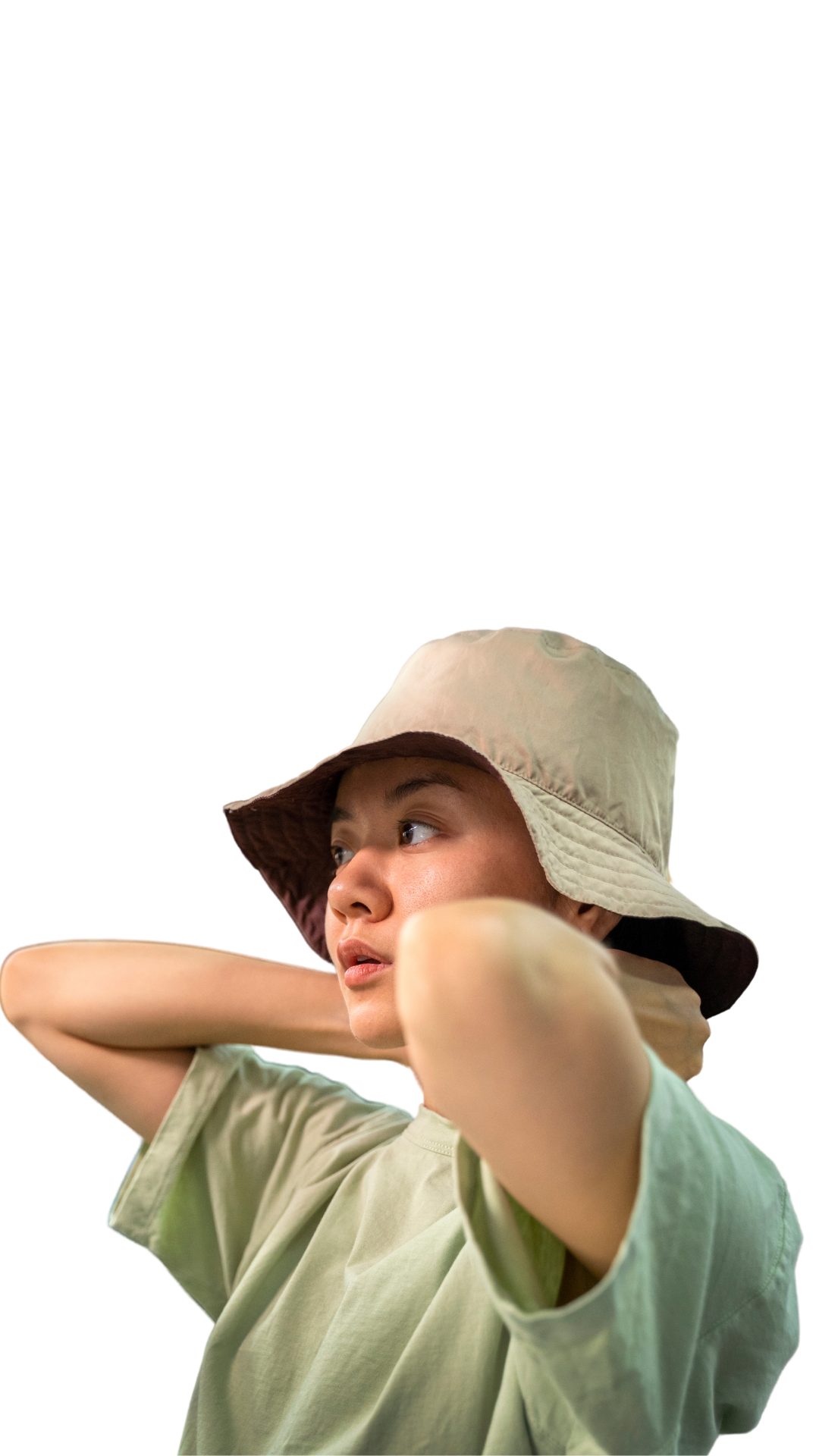 Một người phụ nữ đội mũ rộng vành, hai tay đặt ra sau đầu