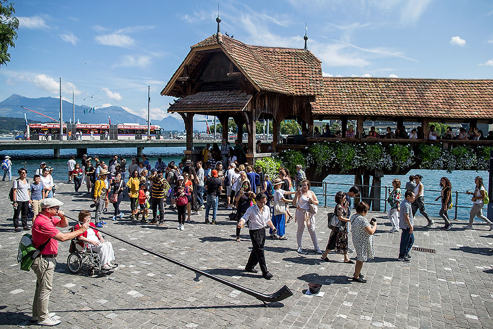 Luzern mit Touristen.jpg