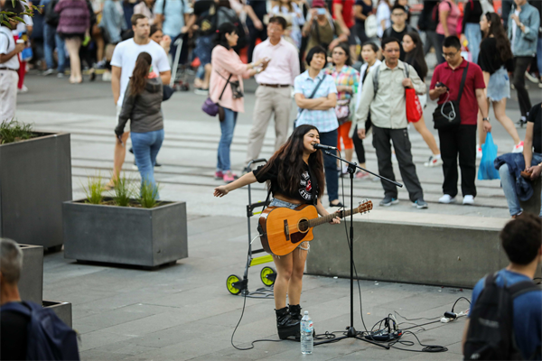 Irse a Europa a tocar en las calles. La cultura del Busking.