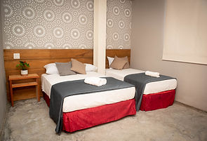 Habitación triple con cama doble y cama individual en Canova Hospedaje