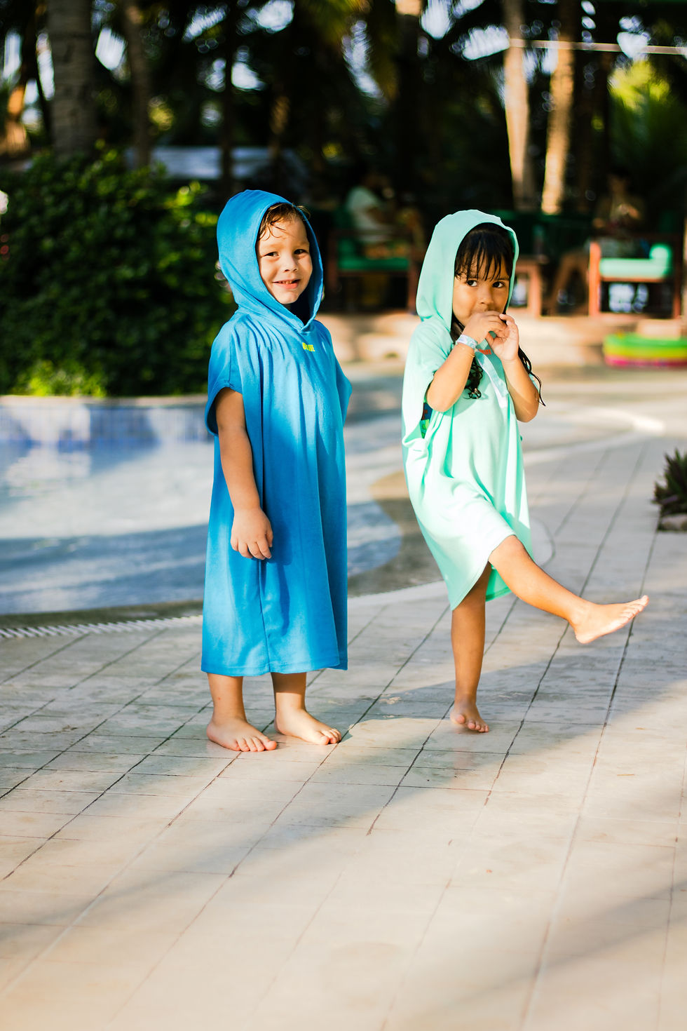 criançasduas crianças de poncho